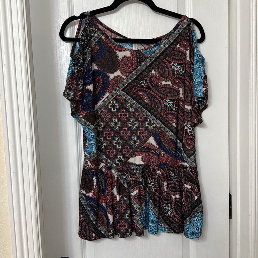 Michael F. cold shoulder paisley top size M